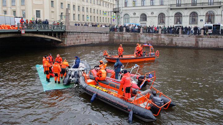 سقوط اتوبوس به رودخانه در سن پترزبورگ ۷ کشته بر جای گذاشت