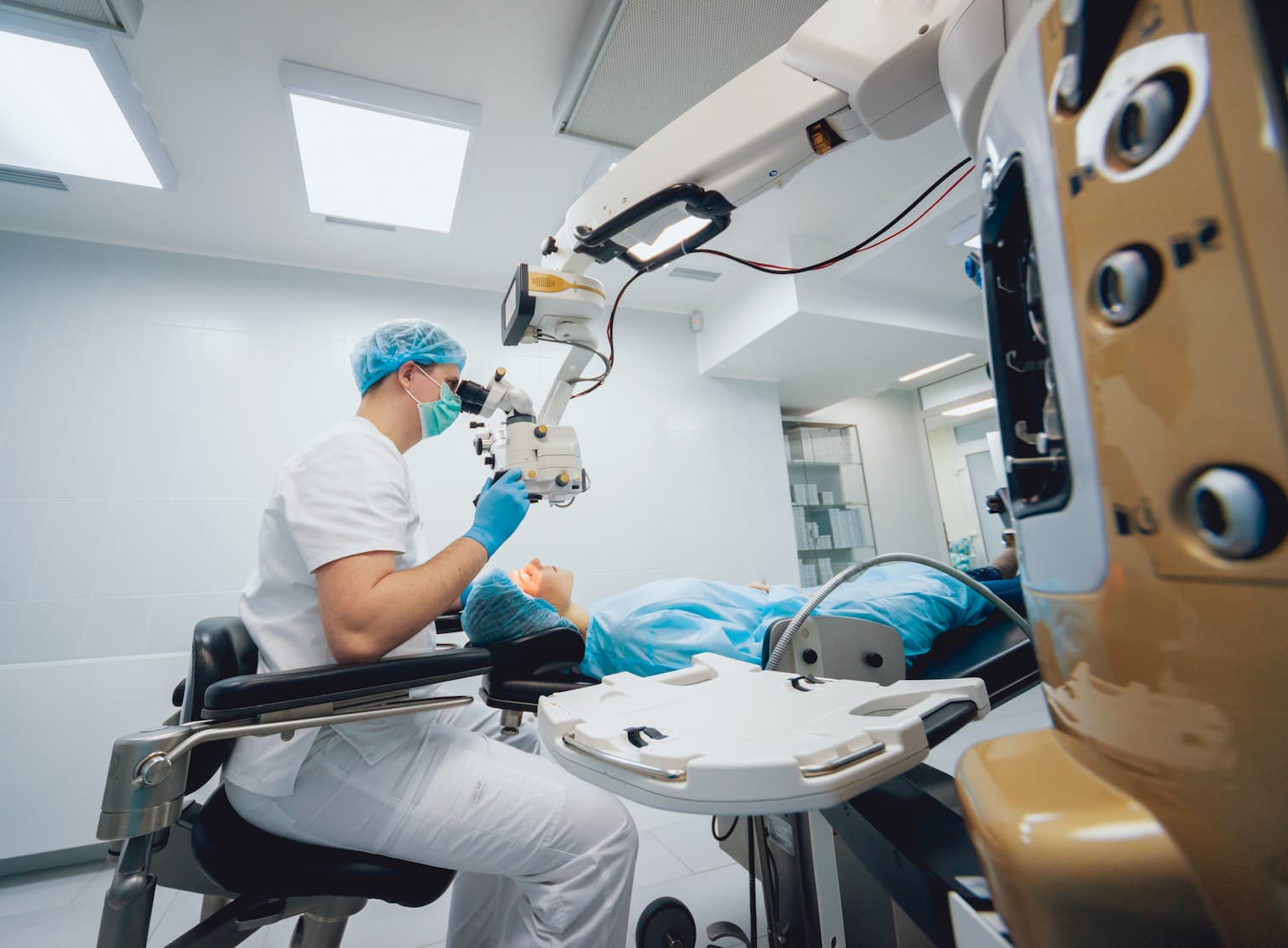 پزشک در حال انجام عمل لیزیک